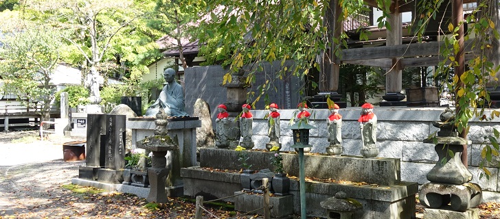 軽井沢 神宮寺の入口の地蔵にも秋の気配が