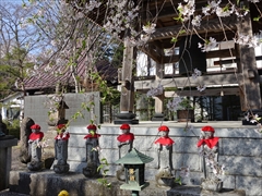 神宮寺の入口の地蔵