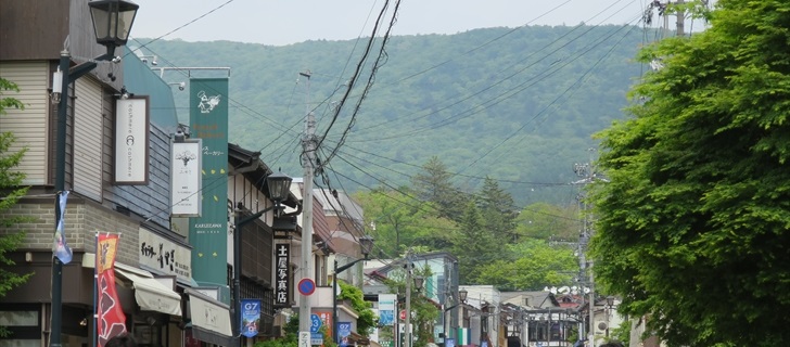 旧軽井沢 銀座通り 土屋写真店 旧軽井沢銀座通りが新緑になっています