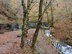 軽井沢 白糸の滝 滝から川へ流れ込むミニ滝