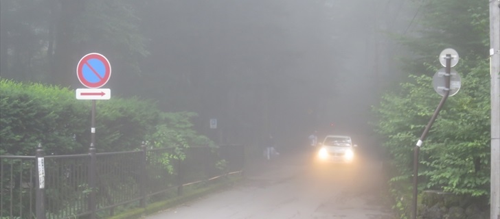 夏の軽井沢は濃霧が発生します、ヘッドライトを点灯して走行