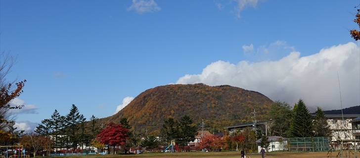 軽井沢 軽井沢 矢ヶ崎公園から離山の紅葉を望む、10月30日晴れ